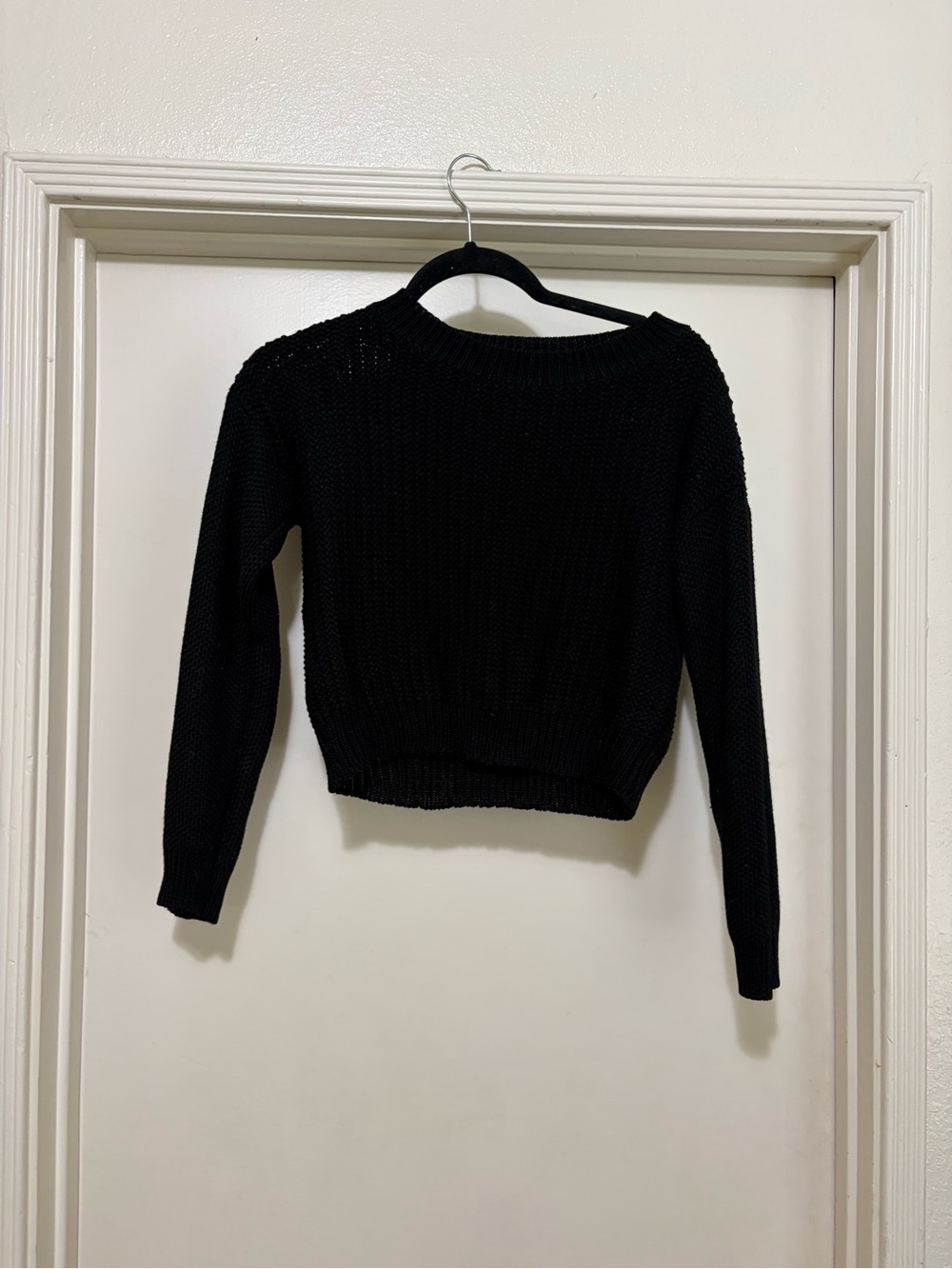 FOREVER 21 BLACK CROPPED SWEATER – WOMEN’S MEDIUM